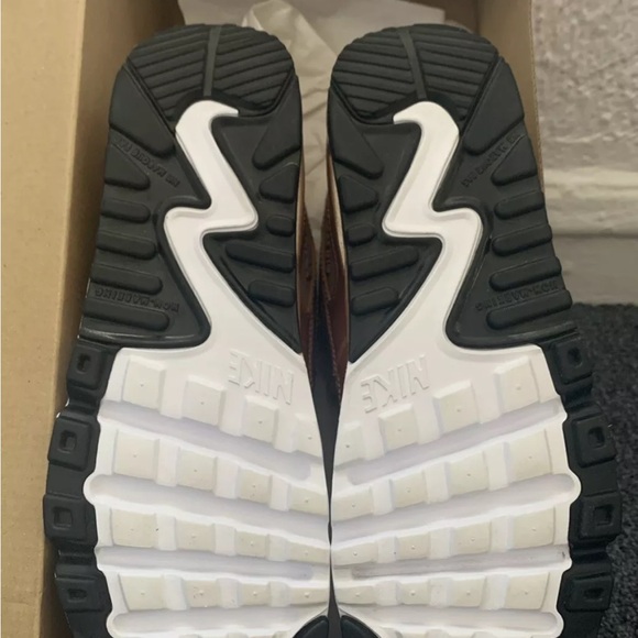 NIKE AIR MAX 90 SE LTR (GS) 7Y/8.5 women’s Rose gold. - Picture 4 of 5